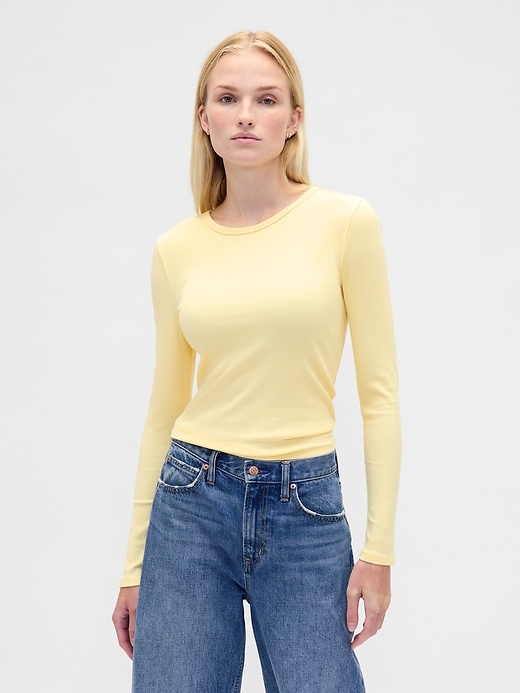 modernes kompaktes rippstrick-crop-t-shirt