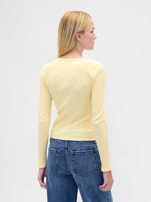 modernes kompaktes rippstrick-crop-t-shirt