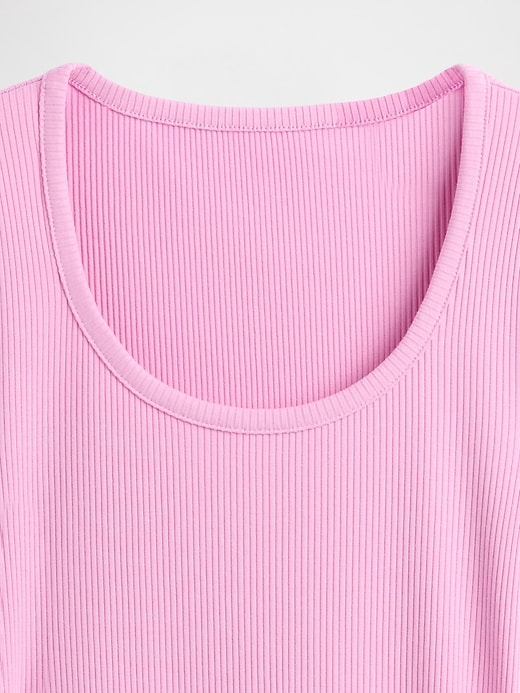 modernes kompaktes rippstrick-crop-t-shirt