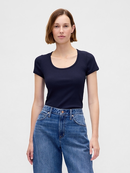 modernes kompaktes rippstrick-crop-t-shirt