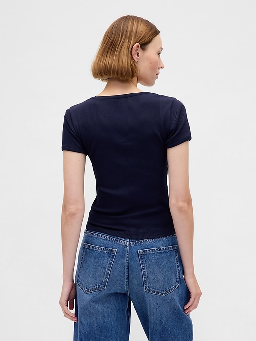 modernes kompaktes rippstrick-crop-t-shirt