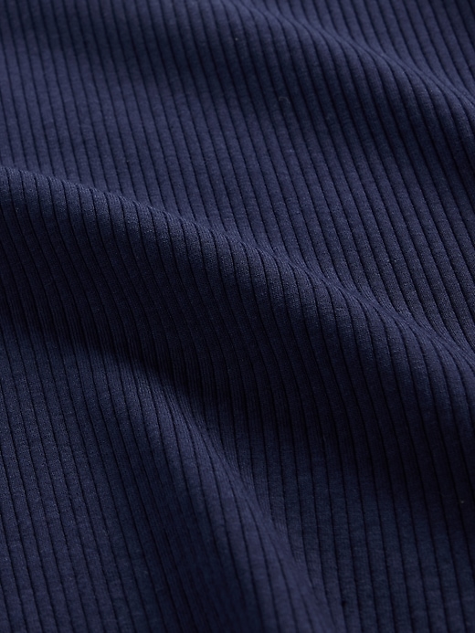modernes kompaktes rippstrick-crop-t-shirt