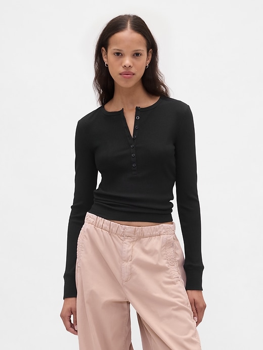 modernes rippstrick-henley-t-shirt