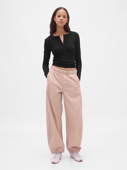 modernes rippstrick-henley-t-shirt