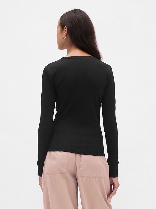 modernes rippstrick-henley-t-shirt