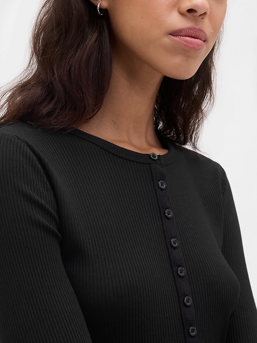 modernes rippstrick-henley-t-shirt