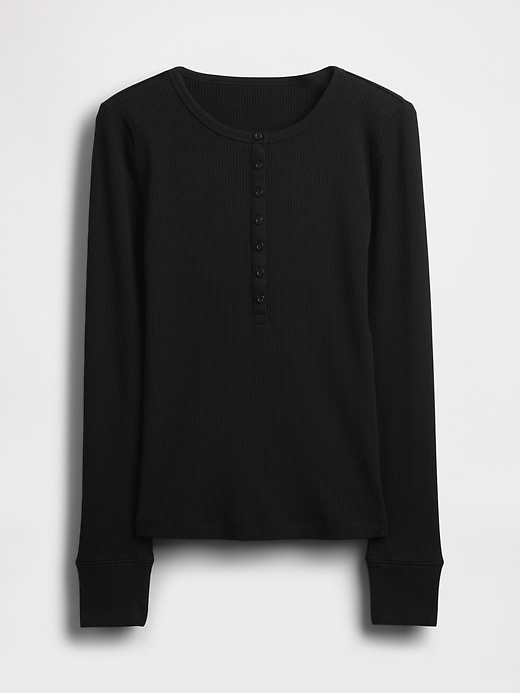 modernes rippstrick-henley-t-shirt
