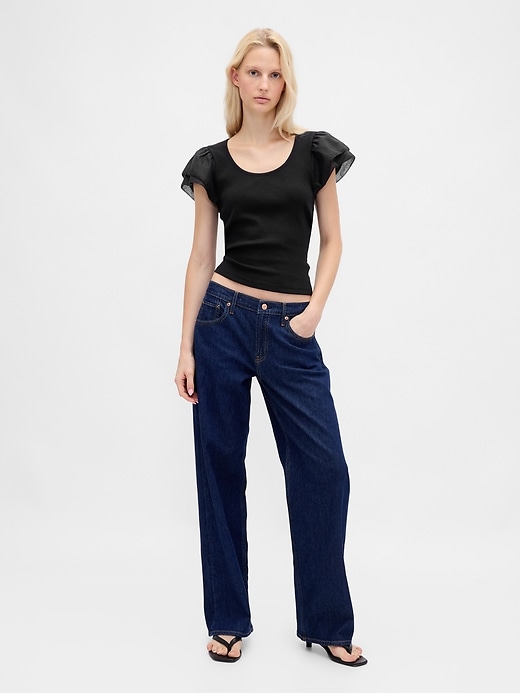 modernes crop-t-shirt mit rüschen und puffärmeln