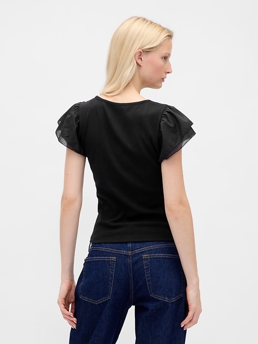 modernes crop-t-shirt mit rüschen und puffärmeln