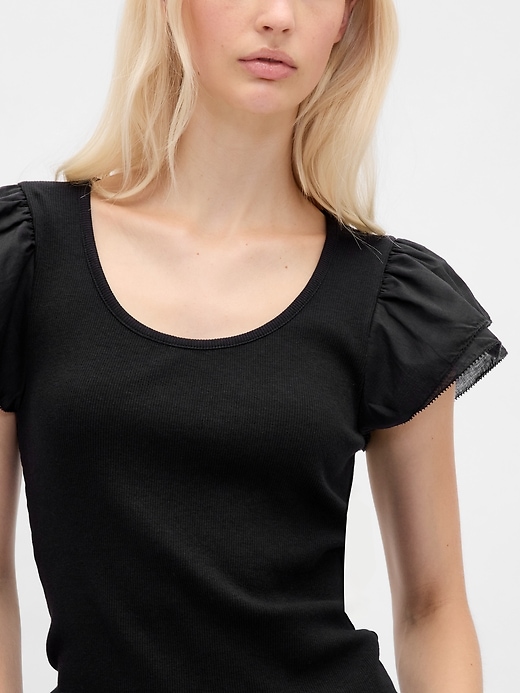 modernes crop-t-shirt mit rüschen und puffärmeln