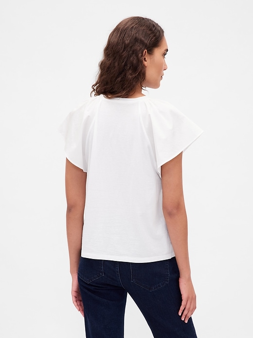 t-shirt mit flatternden Ärmeln