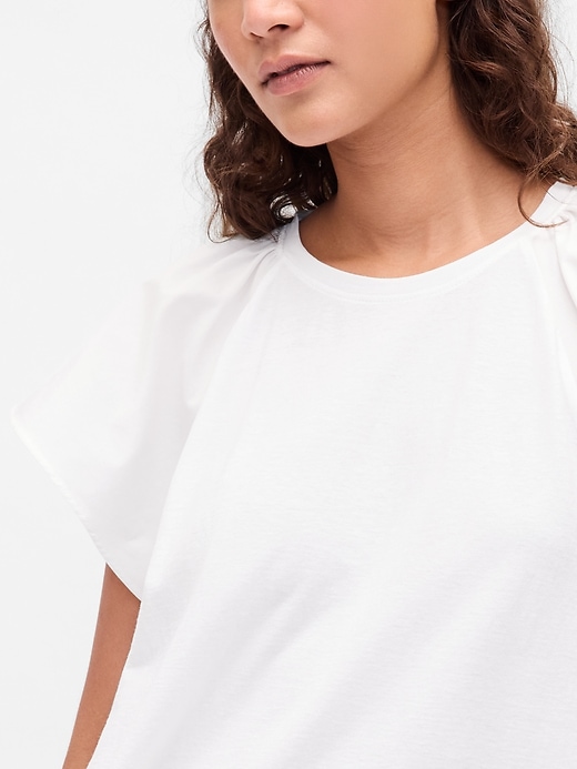 t-shirt mit flatternden Ärmeln