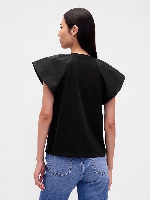 t-shirt mit flatternden Ärmeln