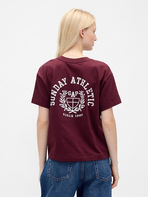 lässiges t-shirt mit grafiklogo