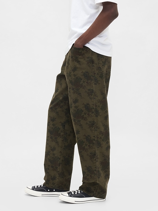 baggy jeans aus canvas mit blumenmuster