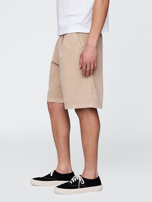 plissierte khaki-shorts