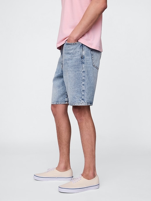 lässige jeansshorts aus den 90ern