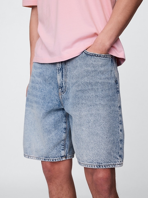 lässige jeansshorts aus den 90ern