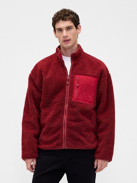 oversize-jacke aus recyceltem sherpa-fleece mit logo und reißverschluss