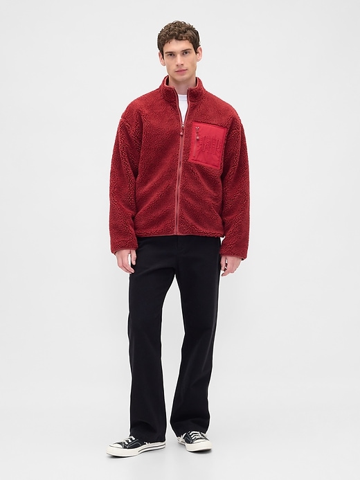 oversize-jacke aus recyceltem sherpa-fleece mit logo und reißverschluss