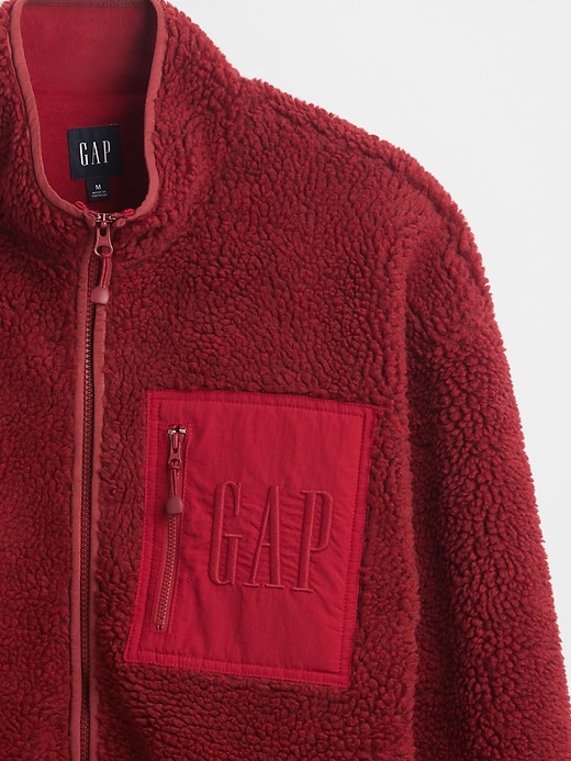 oversize-jacke aus recyceltem sherpa-fleece mit logo und reißverschluss