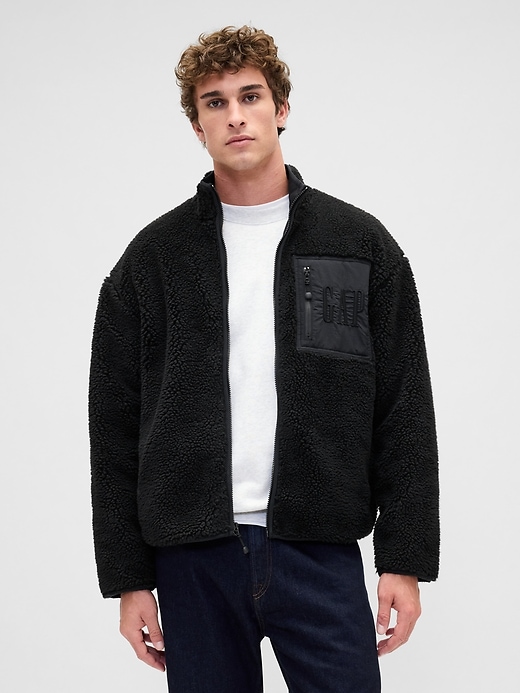 oversize-jacke aus recyceltem sherpa-fleece mit logo und reißverschluss