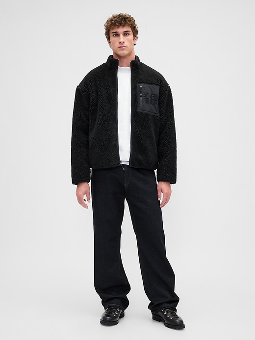 oversize-jacke aus recyceltem sherpa-fleece mit logo und reißverschluss