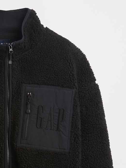 oversize-jacke aus recyceltem sherpa-fleece mit logo und reißverschluss
