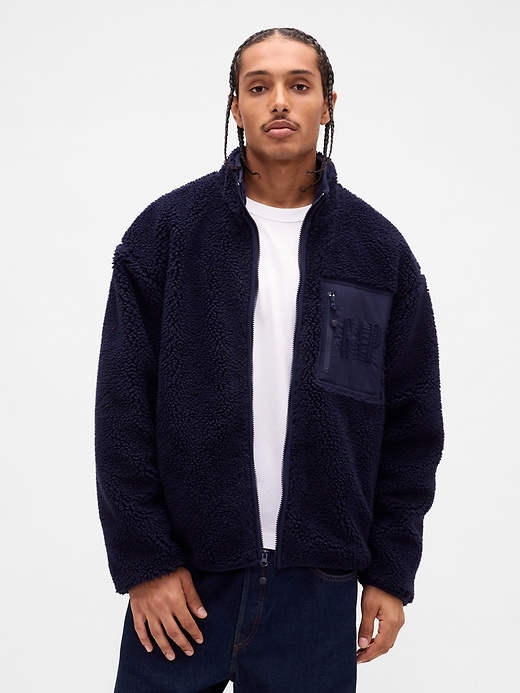 oversize-jacke aus recyceltem sherpa-fleece mit logo und reißverschluss