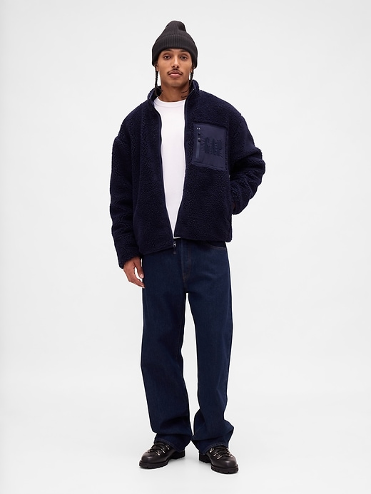 oversize-jacke aus recyceltem sherpa-fleece mit logo und reißverschluss
