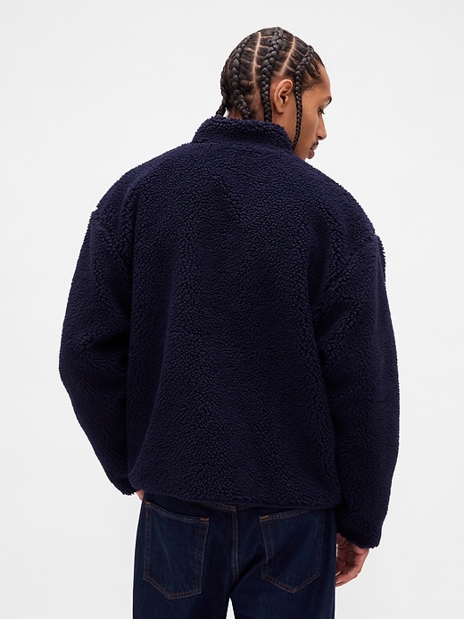 oversize-jacke aus recyceltem sherpa-fleece mit logo und reißverschluss