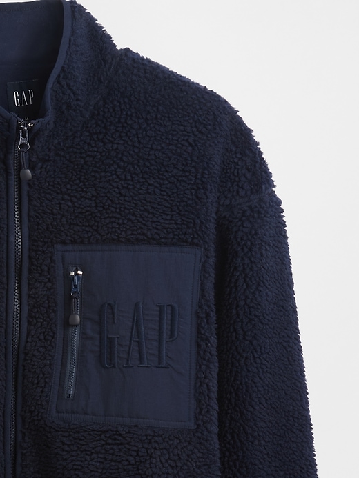oversize-jacke aus recyceltem sherpa-fleece mit logo und reißverschluss