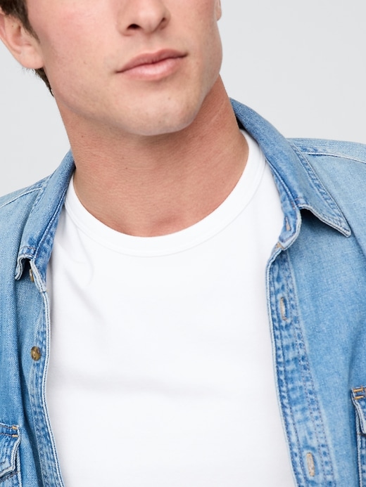 schmal geschnittenes t-shirt