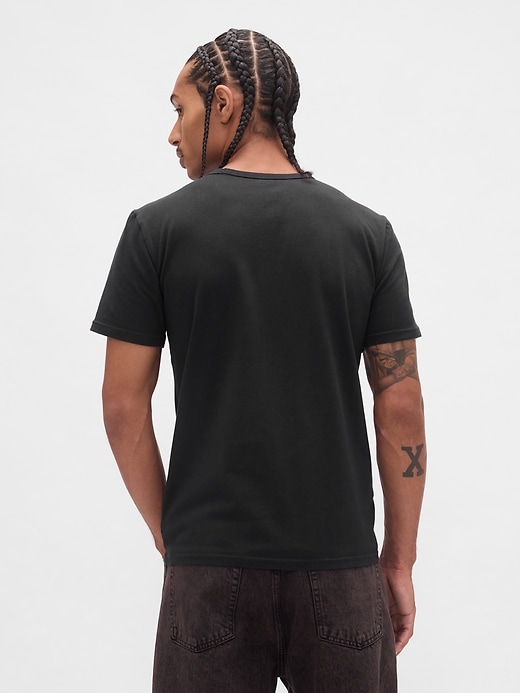 schmal geschnittenes t-shirt