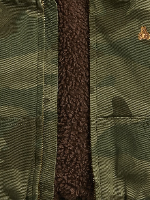baby- und kleinkinder-sherpa-gefütterte kapuzen-jeansjacke im camouflage-look