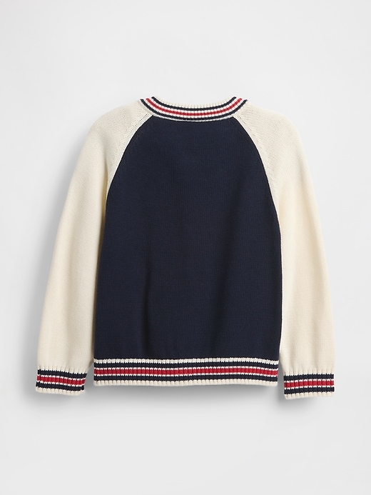 baby- und kleinkind-sweaterjacke mit college-logo
