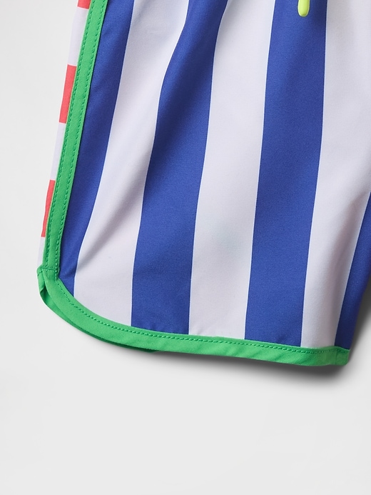 badehose mit delfinsaum aus recyceltem material für babys und kleinkinder
