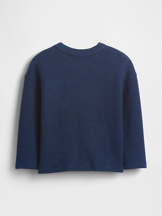 baby- und kleinkind-t-shirt mit rippstricktasche