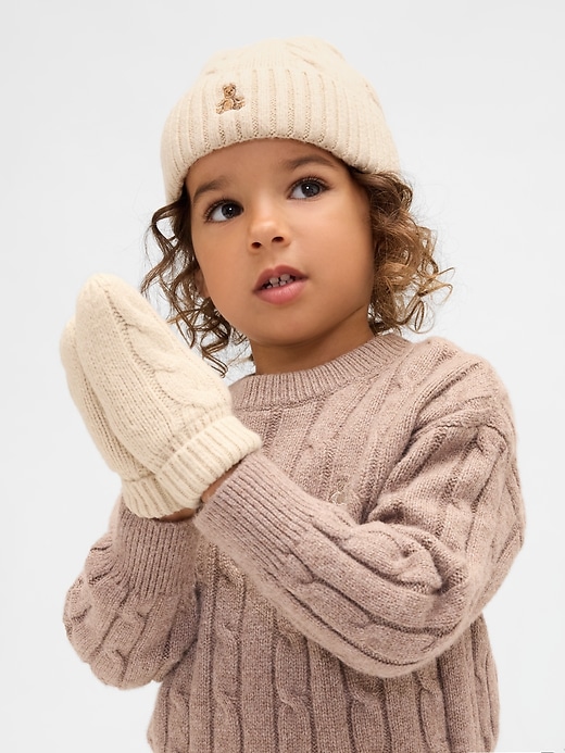 set aus baby- und kleinkind-mütze und fäustlingen aus weichem zopfmuster