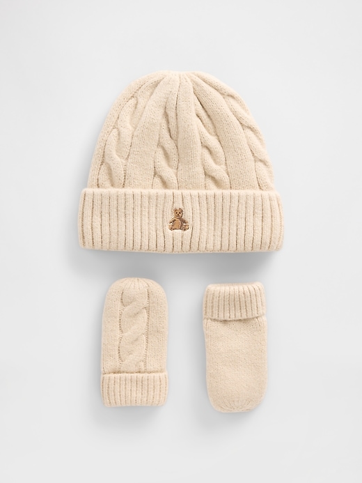 set aus baby- und kleinkind-mütze und fäustlingen aus weichem zopfmuster
