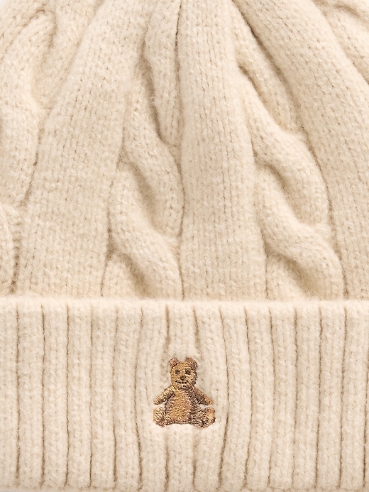 set aus baby- und kleinkind-mütze und fäustlingen aus weichem zopfmuster