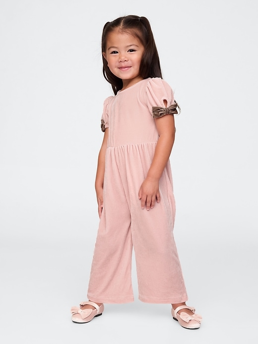baby- und kleinkind-overall aus velours mit schleifenärmeln