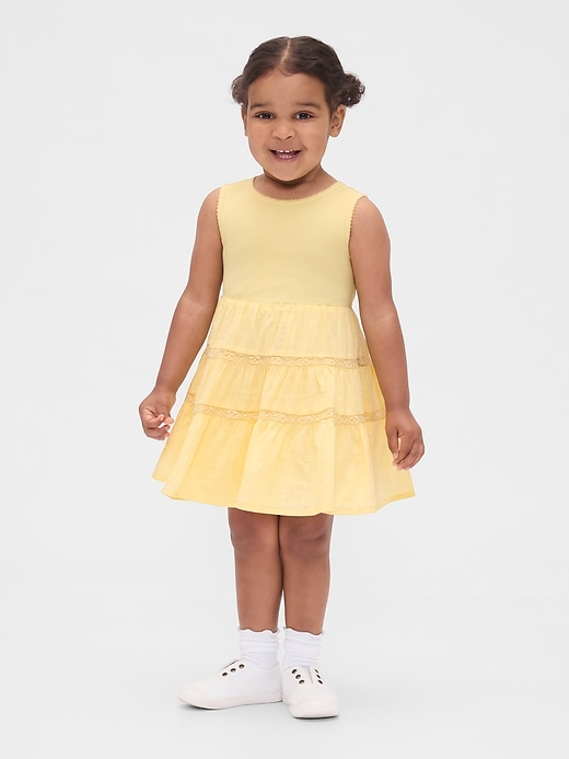 kleid aus spitzenbesatz und verschiedenen materialien für babys und kleinkinder