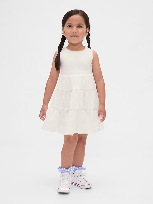 kleid aus spitzenbesatz und verschiedenen materialien für babys und kleinkinder