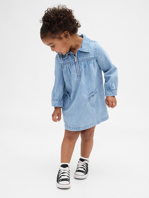 baby- und kleinkind-jeanskleid mit herzchentasche