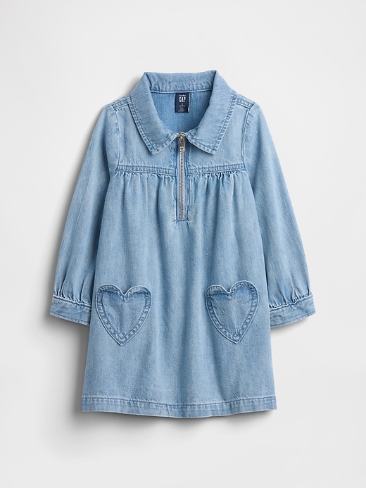 baby- und kleinkind-jeanskleid mit herzchentasche