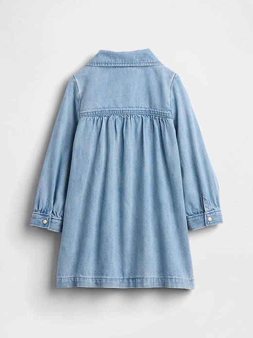 baby- und kleinkind-jeanskleid mit herzchentasche