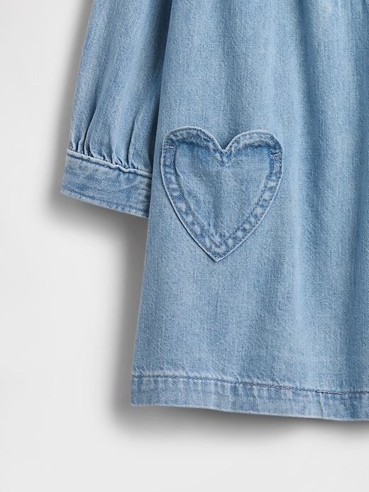 baby- und kleinkind-jeanskleid mit herzchentasche