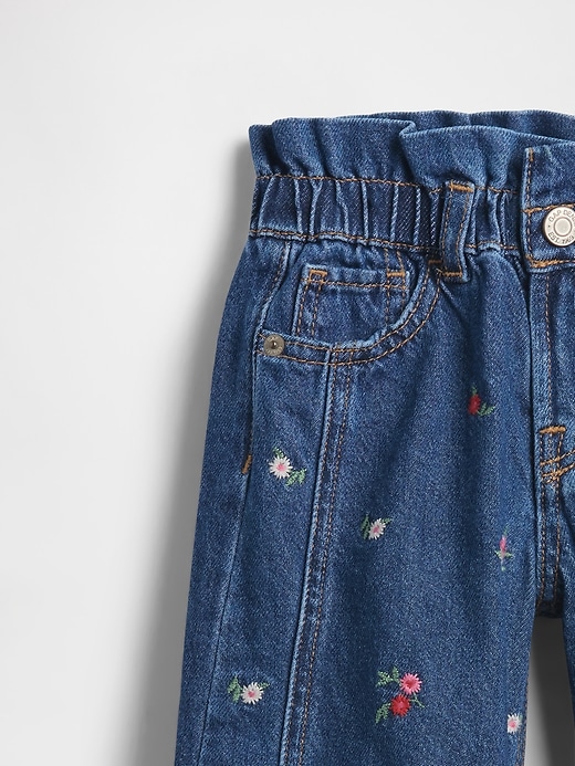 baby- und kleinkind-jeans mit blumenmuster und hufeisenmuster