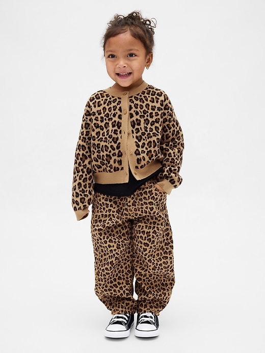 baby- und kleinkind-jeans mit leopardenmuster und hufeisenmuster
